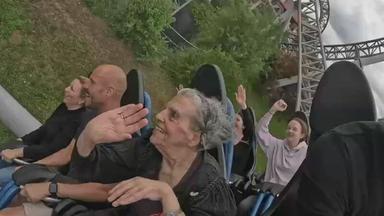 85-jährige Rentnerin Ursula Dees im Freizeitpark "Tripsdrill" bei Cleebronn