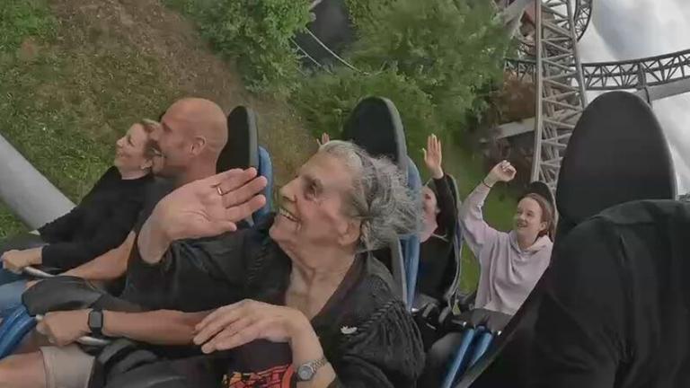 85-jährige Rentnerin Ursula Dees im Freizeitpark "Tripsdrill" bei Cleebronn