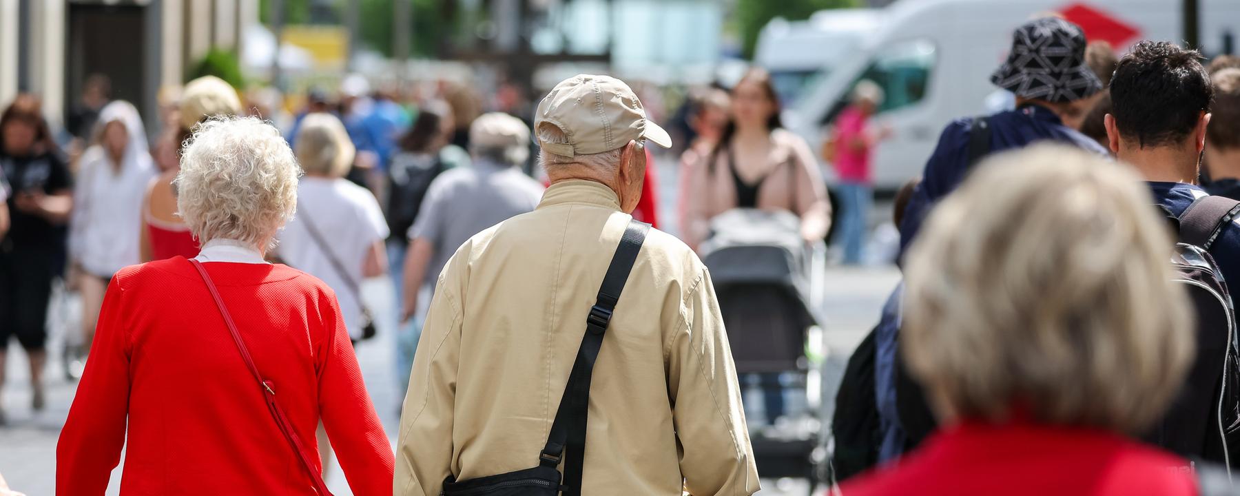 Rentnerpaar in der Innenstadt