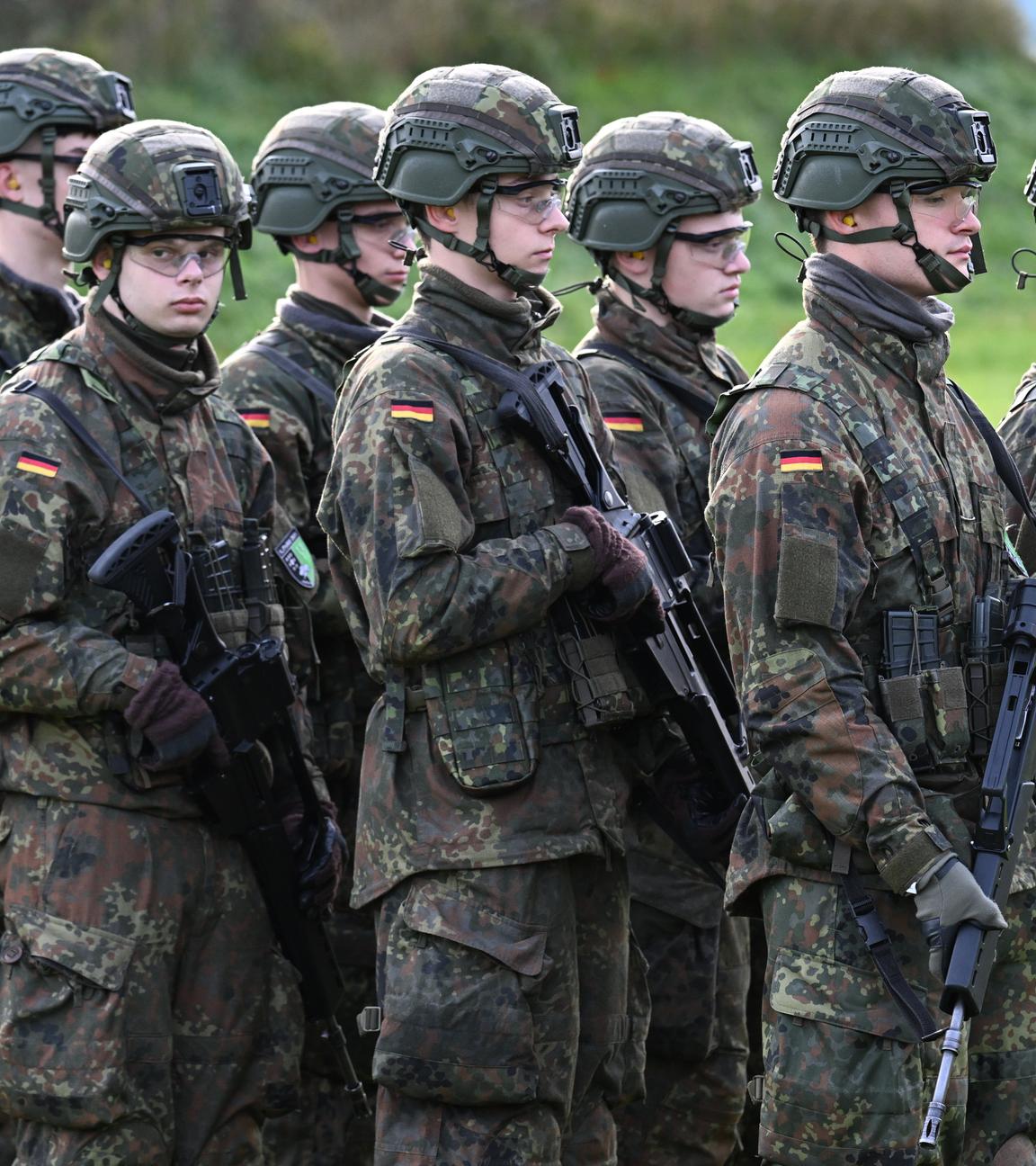 Rekruten bei der Schießausbildung im Rahmen eines Medientages zur Basisausbildung bei der Bundeswehr.