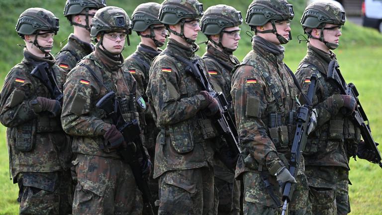 Rekruten bei der Schießausbildung im Rahmen eines Medientages zur Basisausbildung bei der Bundeswehr.