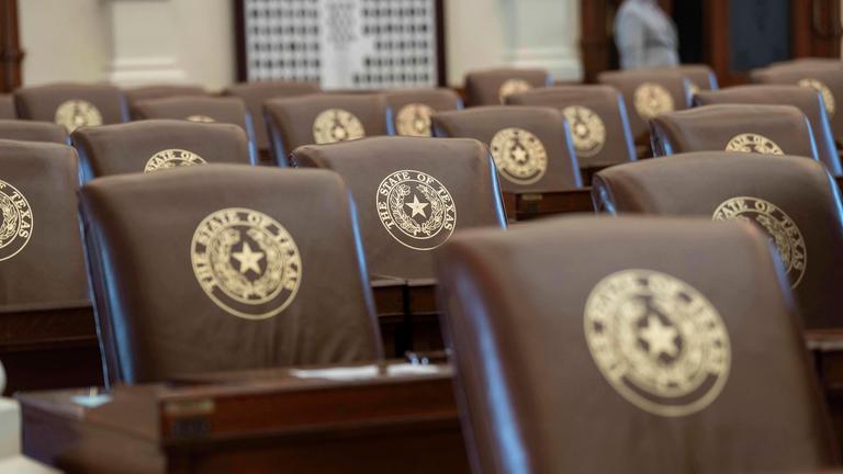 Das Repräsentantenhaus versucht, zusammenzutreten, kann dies jedoch nicht, da die texanischen Demokraten am Dienstag, den 12. 8. 2025, im Texas Capitol in Austin das Quorum gebrochen haben. 