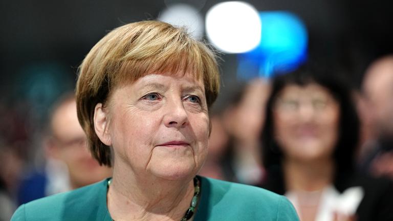 ARCHIV - 20.02.2026, Baden-Württemberg, Stuttgart: Angela Merkel (CDU), ehemalige Bundeskanzlerin, aufgenommen nach der Rede von Bundeskanzler Merz beim CDU-Bundesparteitag.