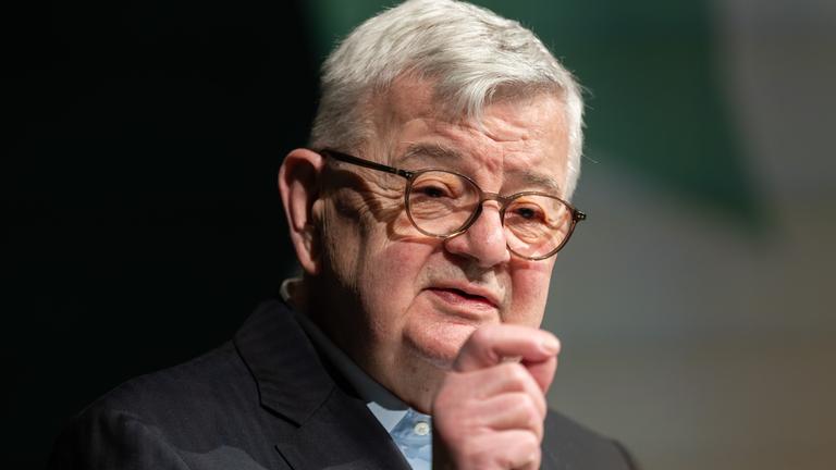 18.02.2026, Baden-Württemberg, Biberach: Joschka Fischer (Bündnis90/Die Grünen), ehemaliger Außenminister spricht beim Politischen Aschermittwoch von Bündnis90/Die Grünen in der Stadthalle Biberach.