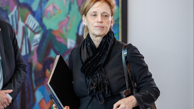 Karin Prien (CDU), Bundesfamilienministerin, bei einer Sitzung des Bundeskabinetts am 22.4.2026 im Bundeskanzleramt Berlin.