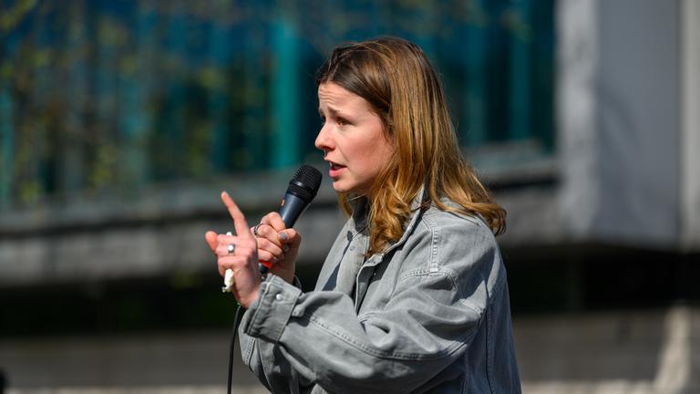 Luisa Neubauer spricht beim Internationalen Klimastreik von Fridays for Future. CDU-Zentrale Berlin, 24.04.2026