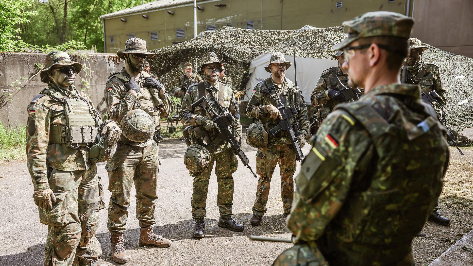 Reservisten bei einer Übung