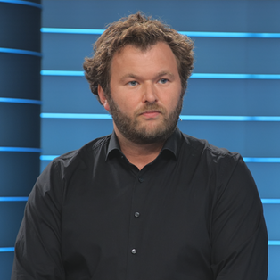 ZDF-Reporter Sebastian Ehm in einem schwarzen Hemd im ZDFheute live Studio.