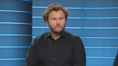 ZDF-Reporter Sebastian Ehm in einem schwarzen Hemd im ZDFheute live Studio.