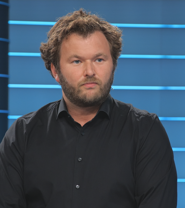 ZDF-Reporter Sebastian Ehm in einem schwarzen Hemd im ZDFheute live Studio.