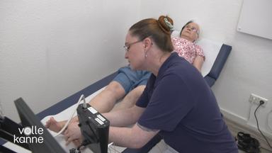 Patientin mit RLS wird bei Ärztin behandelt