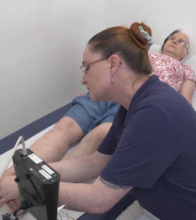 Patientin mit RLS wird bei Ärztin behandelt