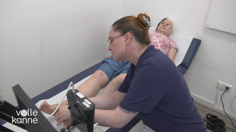 Patientin mit RLS wird bei Ärztin behandelt