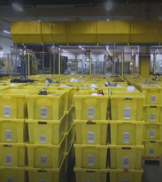 Stapelweise Kisten mit Ware bei Amazon