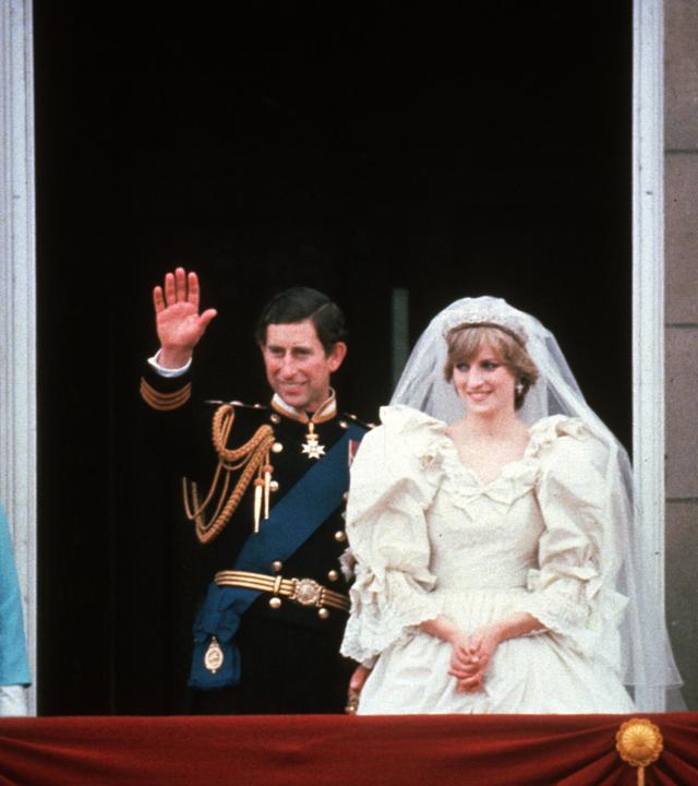 König Charles und Prinzessin Diana grüßen nach ihrer Trauung vom Balkon des Buckingham Palast