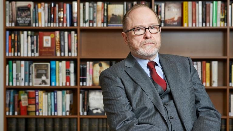 Der deutsche Literatur- und Sozialwissenschaftler Jan Philipp Reemtsma sitzt vor einem Bücherregal.