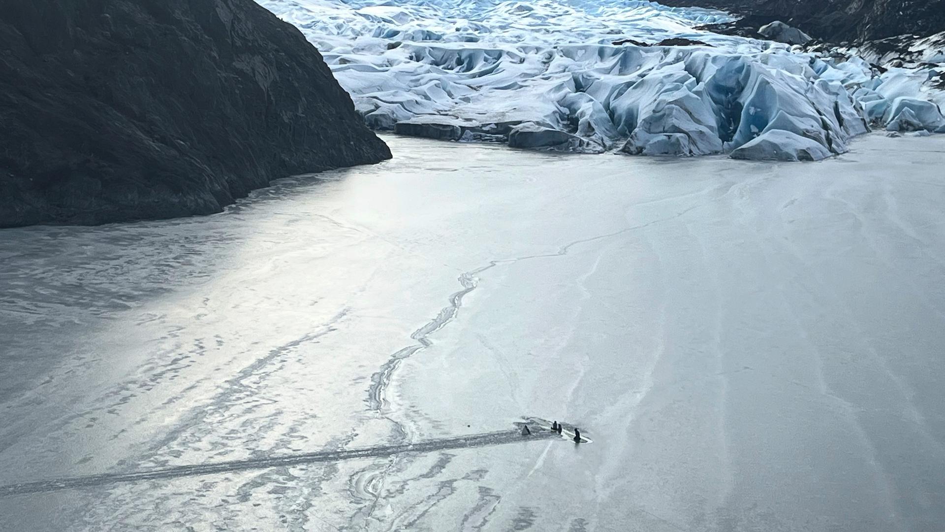 Dieses von der Alaska National Guard zur Verfügung gestellte Bild zeigt ein Flugzeug, das am Montag, den 24. März 2025, in der Nähe von Soldotna, Alaska, teilweise in das Eis des Tustumena-Sees am Rande eines Gletschers eingetaucht ist.