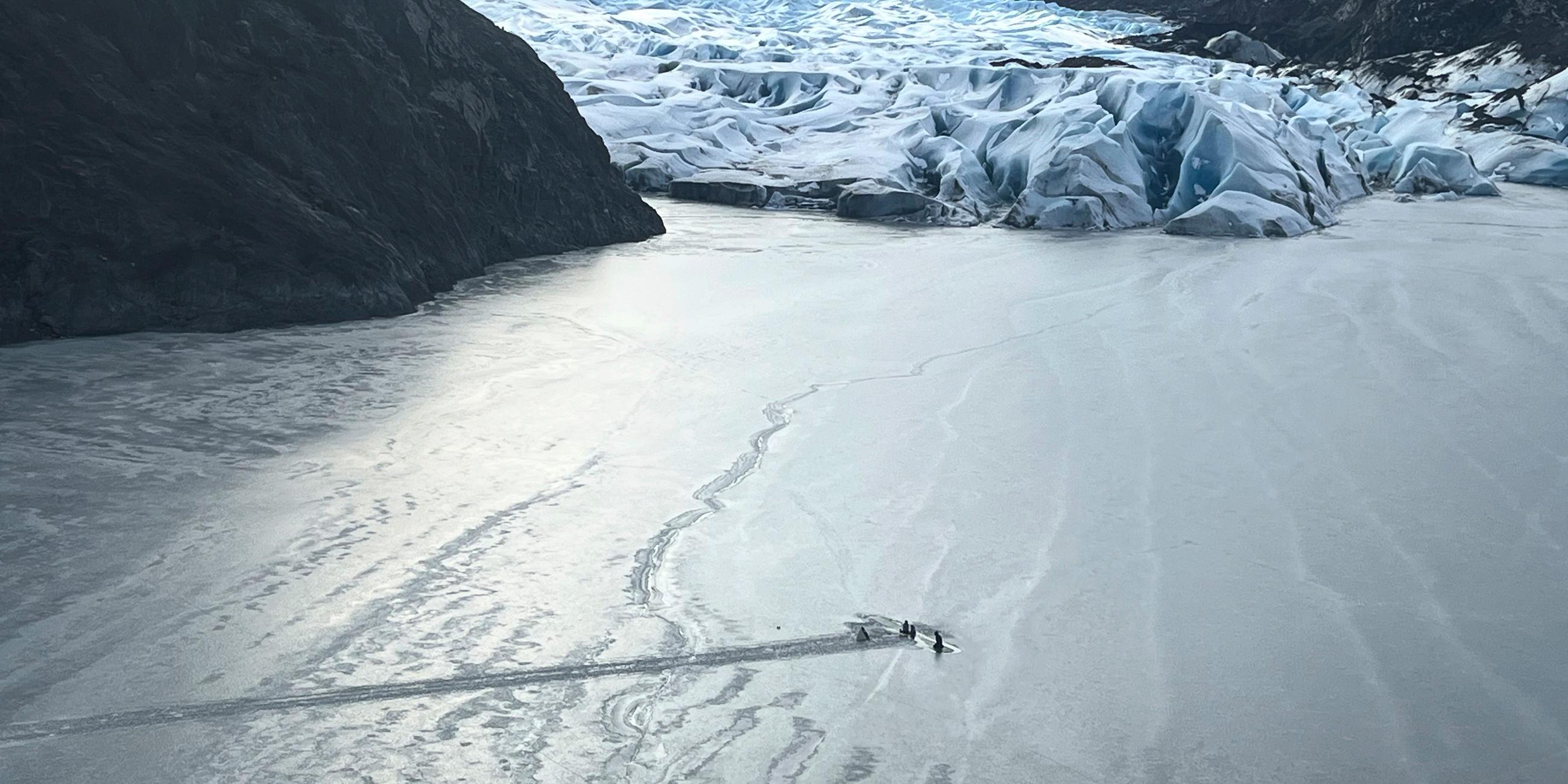 Dieses von der Alaska National Guard zur Verfügung gestellte Bild zeigt ein Flugzeug, das am Montag, den 24. März 2025, in der Nähe von Soldotna, Alaska, teilweise in das Eis des Tustumena-Sees am Rande eines Gletschers eingetaucht ist.
