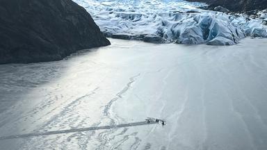 Dieses von der Alaska National Guard zur Verfügung gestellte Bild zeigt ein Flugzeug, das am Montag, den 24. März 2025, in der Nähe von Soldotna, Alaska, teilweise in das Eis des Tustumena-Sees am Rande eines Gletschers eingetaucht ist.