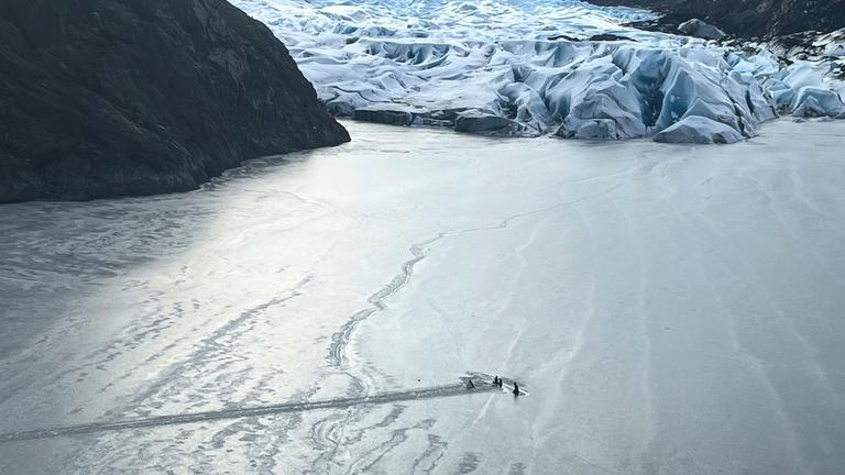Dieses von der Alaska National Guard zur Verfügung gestellte Bild zeigt ein Flugzeug, das am Montag, den 24. März 2025, in der Nähe von Soldotna, Alaska, teilweise in das Eis des Tustumena-Sees am Rande eines Gletschers eingetaucht ist.