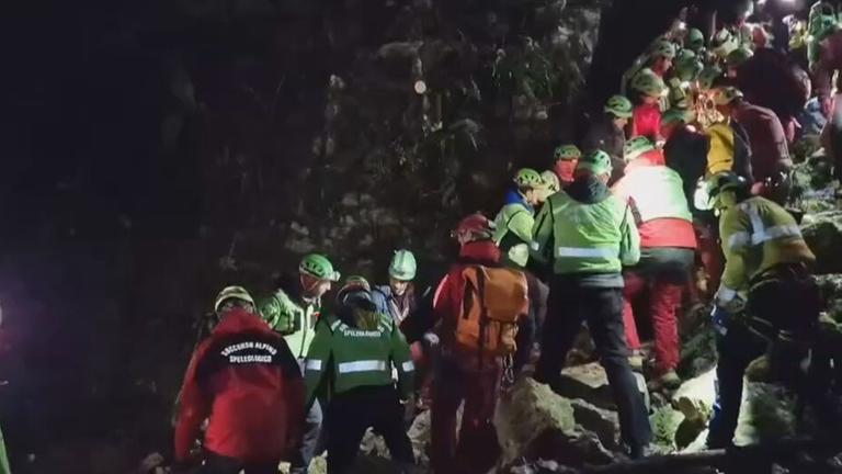 Höhlenforscherin wird geborgen