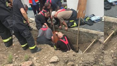 Vierjähriger wird von Rettungskräften aus einem Rohr befreit. 