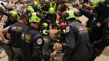 US-Rettungskräfte ziehen einen Jungen aus den Trümmern in La Guaira, Venezuela. (28.06.2026)