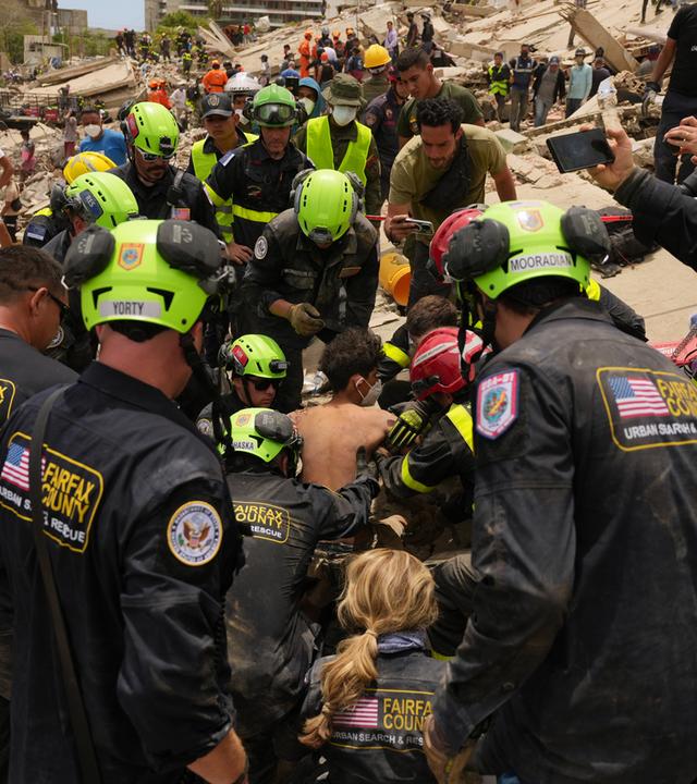 US-Rettungskräfte ziehen einen Jungen aus den Trümmern in La Guaira, Venezuela. (28.06.2026)