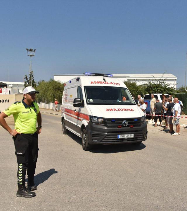 Die Such- und Rettungsmaßnahmen dauern an, nachdem eine Fähre im Hafen von Kyrenia, Türkische Republik Nordzypern, am 30.08.2026 in Seenot geriet.
