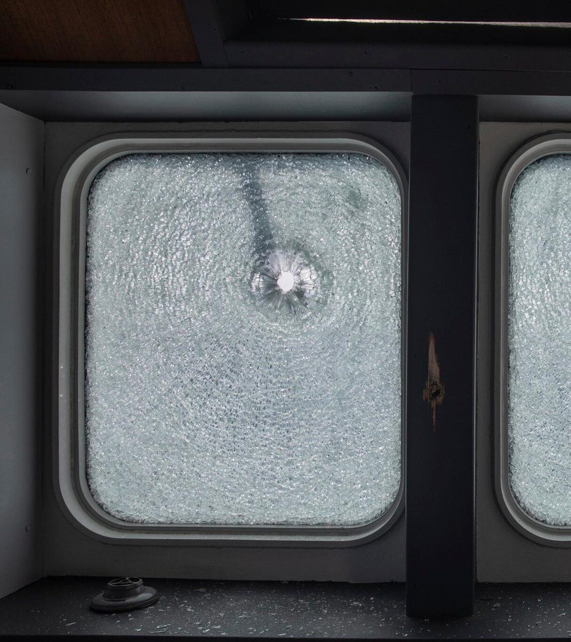 Ein Blick auf die von Kugeln durchlöcherten Fenster der "MV Ocean Viking", einem von der gemeinnützigen Organisation SOS Mediterranee gecharterten Such- und Rettungsschiff, das nach Angaben der Organisation von der libyschen Küstenwache beschossen wurde.