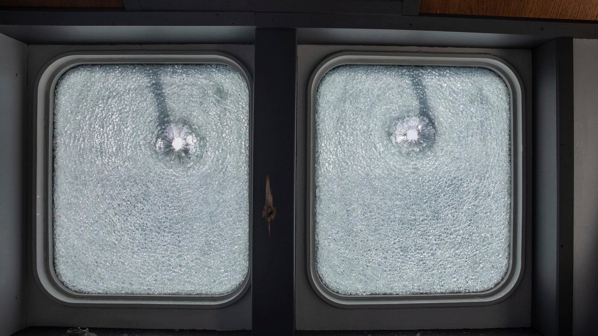 Ein Blick auf die von Kugeln durchlöcherten Fenster der "MV Ocean Viking", einem von der gemeinnützigen Organisation SOS Mediterranee gecharterten Such- und Rettungsschiff, das nach Angaben der Organisation von der libyschen Küstenwache beschossen wurde.