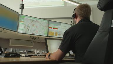 Mitarbeiter in der Rettungsdienstzentrale vor dem Computer