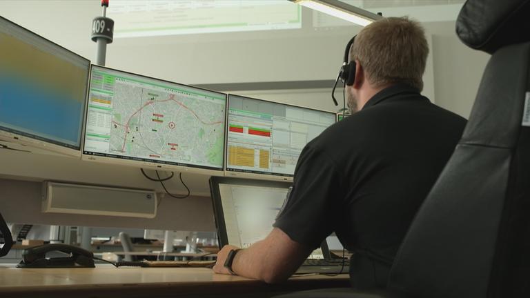 Mitarbeiter in der Rettungsdienstzentrale vor dem Computer