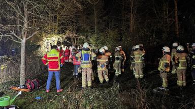 Rheinland-Pfalz, Mendig: Einsatzkräfte bei einem Rettungseinsatz, nachdem drei junge Menschen in einen mehrere Meter Tiefen Schacht gestürzt waren.