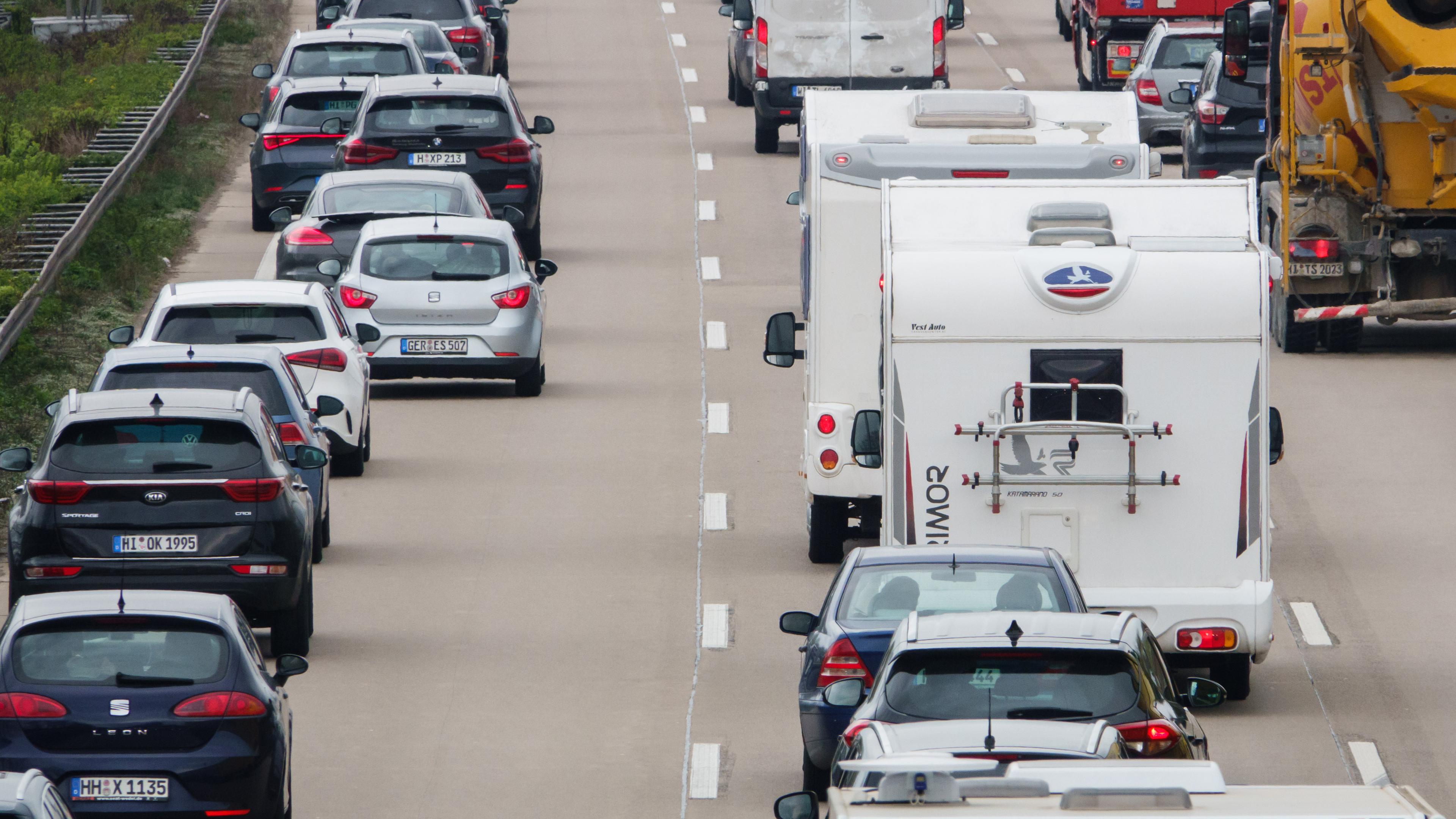 Autofahrer missbraucht Rettungsgasse