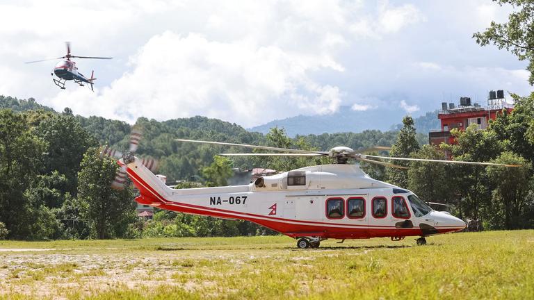 Rettungshubschrauber auf einem Militärlager am 28.08.2026 in der Stadt Battar Bazar, im nepalesischen Distrikt Nuwakot.