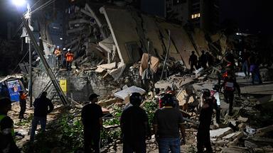 Rettungskräfte durchsuchen die Trümmer eines eingestürzten Gebäudes im Stadtviertel Altamira nach einem Erdbeben in Caracas am 24. 6. 2026. 