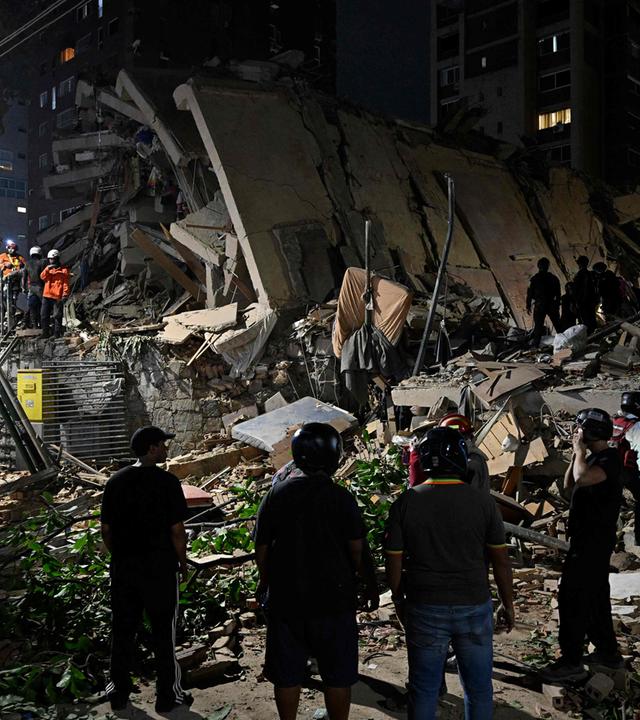 Rettungskräfte durchsuchen die Trümmer eines eingestürzten Gebäudes im Stadtviertel Altamira nach einem Erdbeben in Caracas am 24. 6. 2026. 
