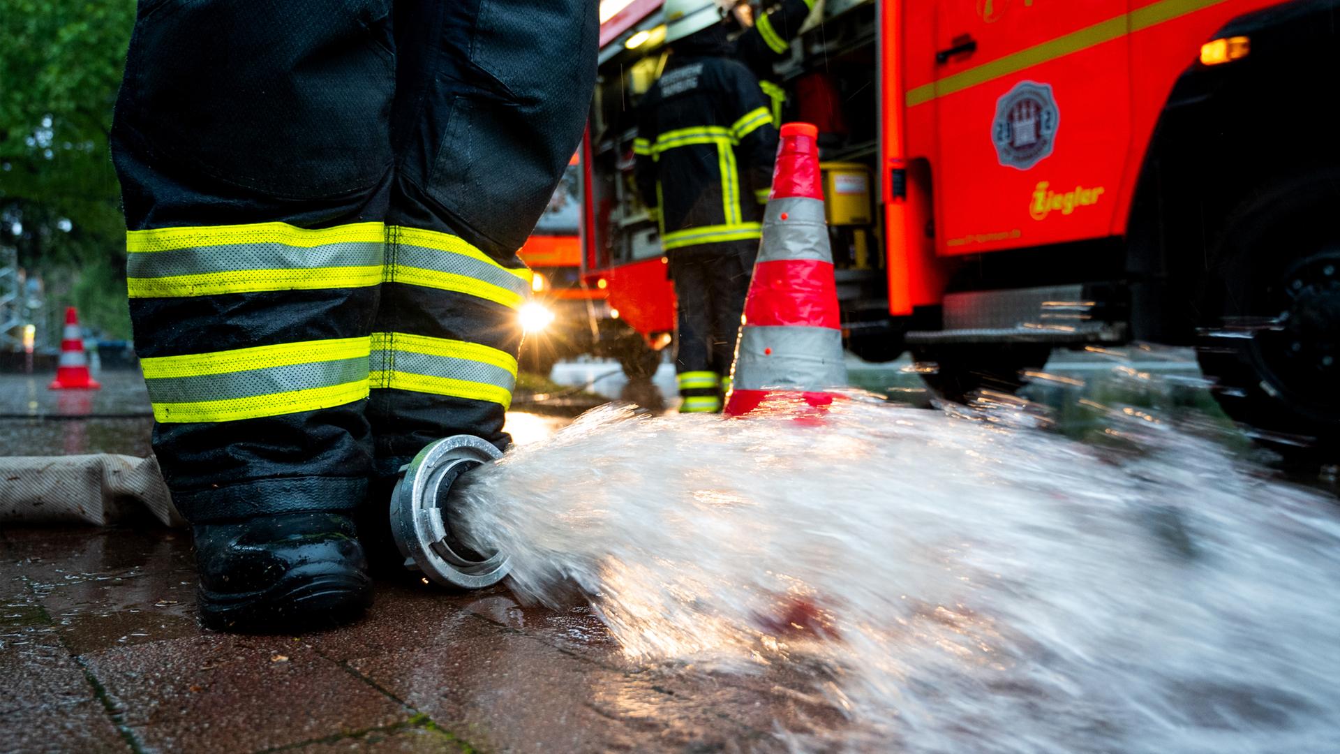 Wasser läuft aus dem Schlauch an einer Feuerwehrpumpe. Am 22.05.2024