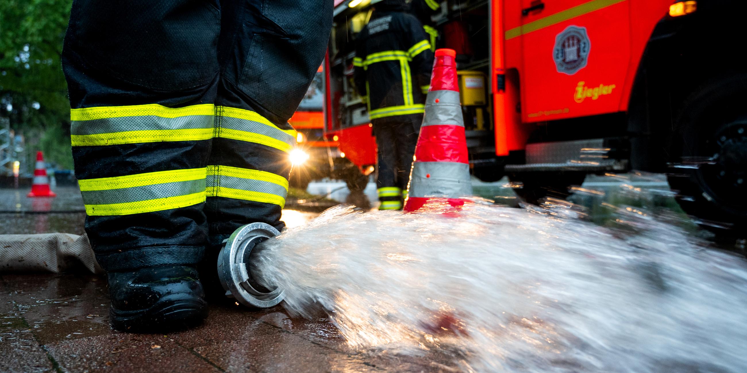Wasser läuft aus dem Schlauch an einer Feuerwehrpumpe. Am 22.05.2024