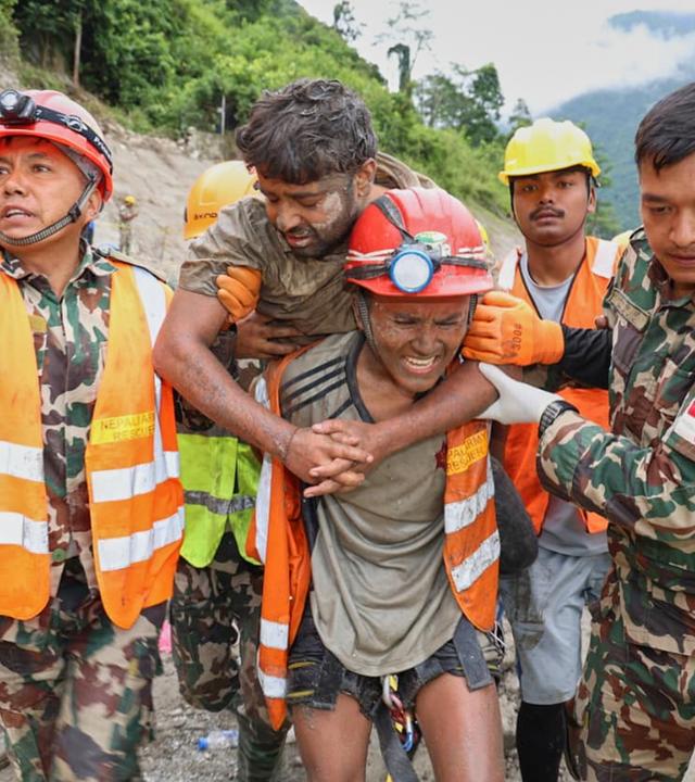 Auf diesem von der nepalesischen Armee zur Verfügung gestellten Foto retten Soldaten am Freitag, dem 4. September 2026, einen Arbeiter lebend aus einem Tunnel; der Einsatz findet im Rahmen einer laufenden Rettungsaktion beim Wasserkraftprojekt Trishuli-3A im nepalesischen Distrikt Rasuwa statt. 