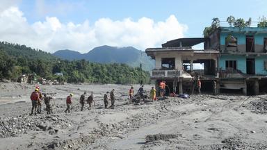 Rettungskräfte suchen nach Vermissten in Nuwakot, Nepal, am 28.08.2026.