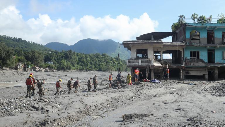 Rettungskräfte suchen nach Vermissten in Nuwakot, Nepal, am 28.08.2026.