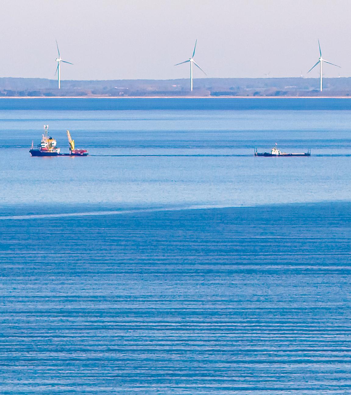 Das Schiff Fortuna B (M.) zieht am Mittag des 29.04.2026 vor Fehmarn die Barge mit dem gestrandetem Wal.