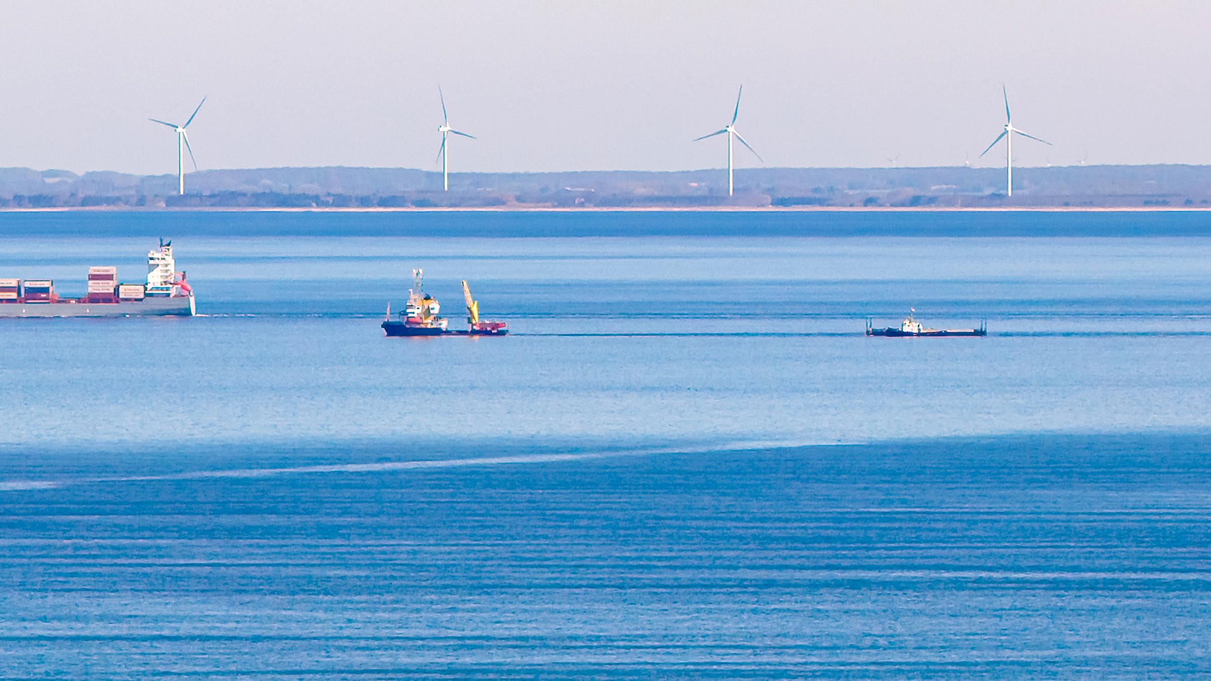 Das Schiff Fortuna B (M.) zieht am Mittag des 29.04.2026 vor Fehmarn die Barge mit dem gestrandetem Wal.