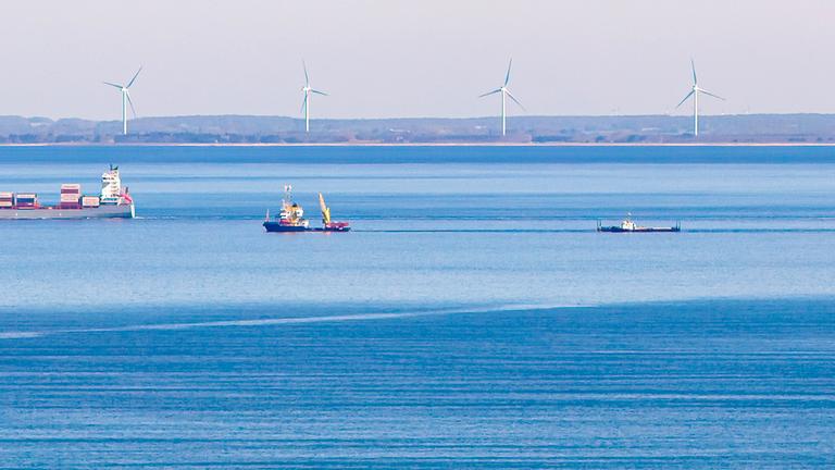 Das Schiff Fortuna B (M.) zieht am Mittag des 29.04.2026 vor Fehmarn die Barge mit dem gestrandetem Wal.