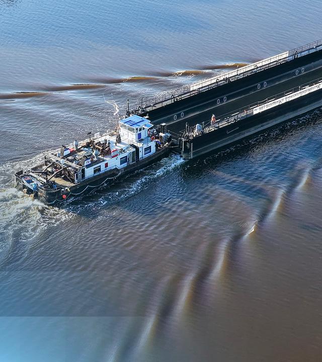 Der Schlepper mit dem der Wal abtransportiert werden soll.