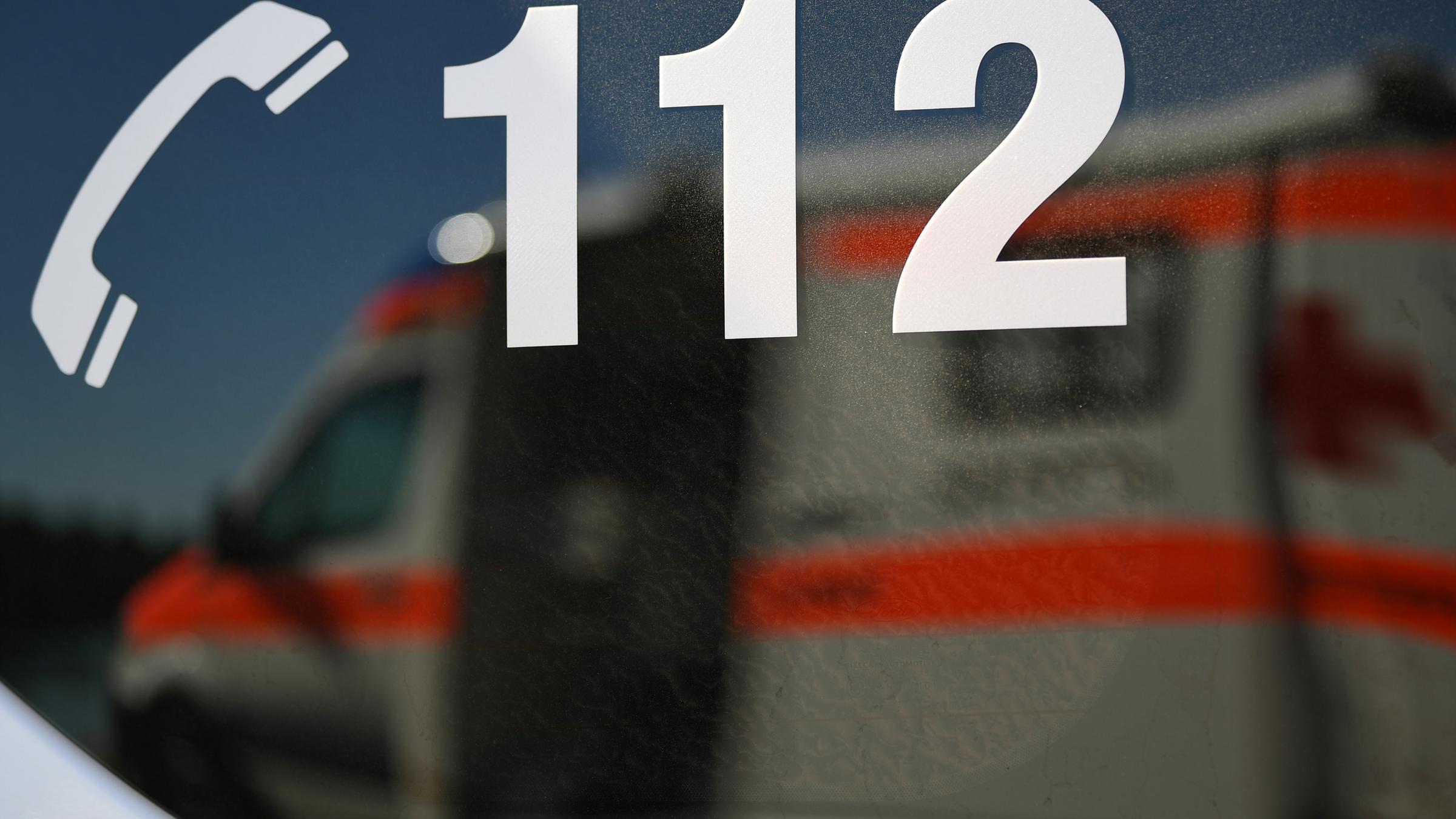 Notrufnummer 112 auf einem Rettungswagen