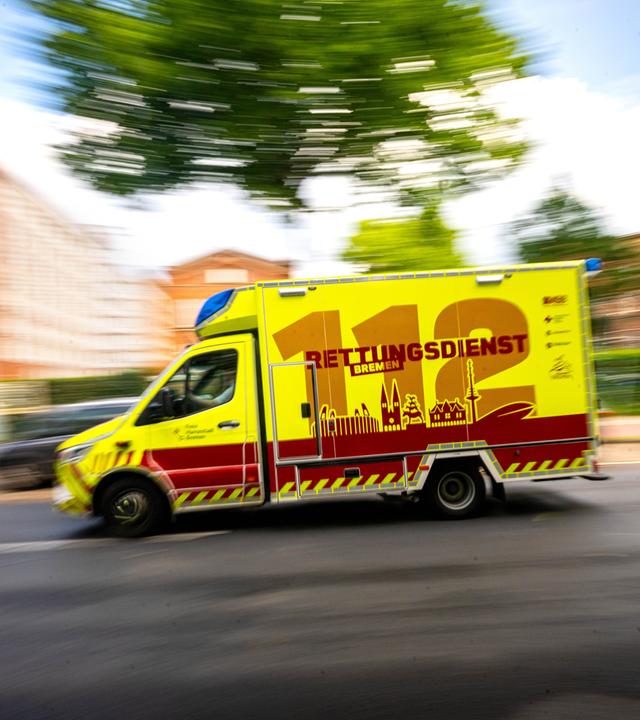 Ein Krankenwagen vor der Notaufnahme vom Klinikum Bremen-Mitte.