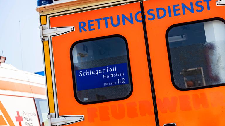 Die hintere Tür eines Rettungswagens mit der Aufschrift Schlaganfall, ein Notfall, Notruf 112.